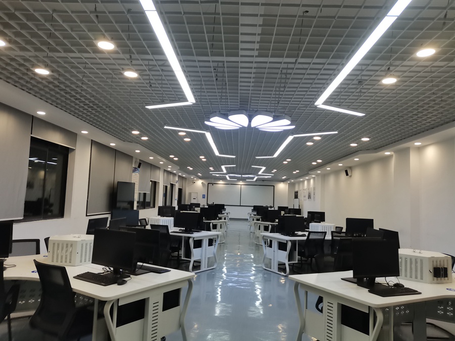 大数据与物联网学院 技术服务引领智能未来